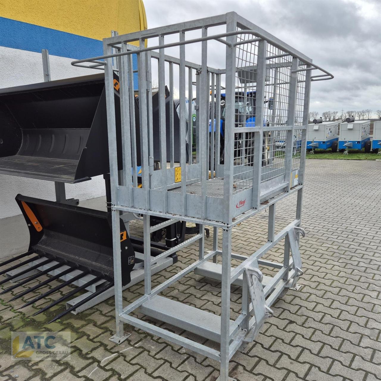 Arbeitsbühne tip Fliegl ARBEITSBÜHNE »HOCH« MIT MITTIGEM EINSTIEG, Neumaschine in Groß-Gerau (Poză 3)